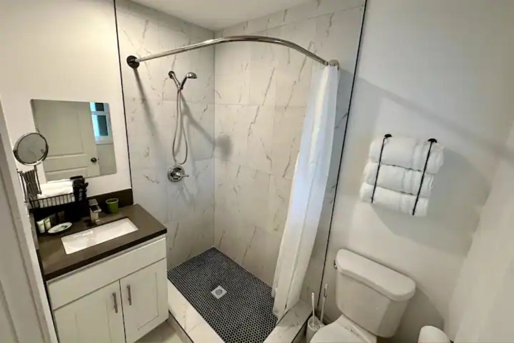 Sèche-cheveux, serviettes fournies, savon, papier toilette