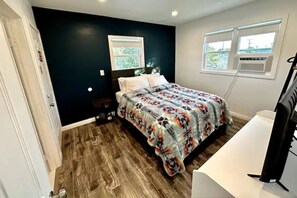 2 habitaciones, tabla de planchar con plancha, wifi y ropa de cama 