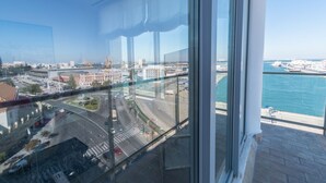 A high-rise building with a view of a busy street and a marina. - Phoenix Luxury Loft in Cádiz (Cádiz)