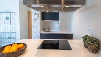 Microondas, parrilla de estufa, cafetera y tetera y tostadora