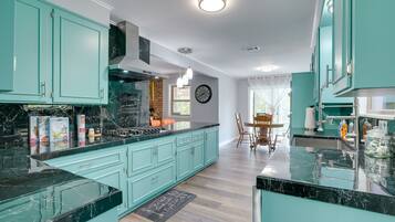 Fridge, microwave, stovetop, dishwasher