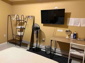 2 bedrooms, iron/ironing board, WiFi, bed sheets - COZY BASEMENT! (Queens)