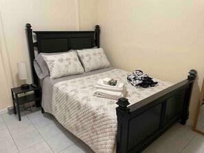 2 bedrooms, iron/ironing board, WiFi, bed sheets - COZY BASEMENT! (Queens)