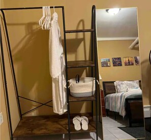 2 habitaciones, tabla de planchar con plancha, wifi y ropa de cama 