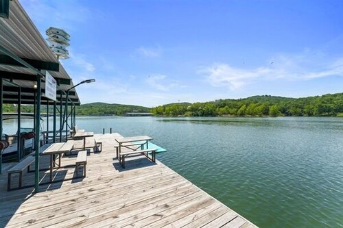 2BR Duplex Cabin w/Community Pool + Boat dock