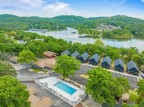 2BR Duplex Cabin w/Community Pool + Boat dock