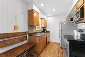 Refrigerador, microondas, horno y parrilla de estufa 
