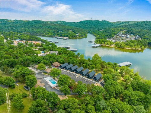 C01B Lakefront 2BR Duplex Cabin w/Pool + Boat dock