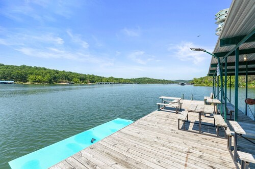 C01B Lakefront 2BR Duplex Cabin w/Pool + Boat dock