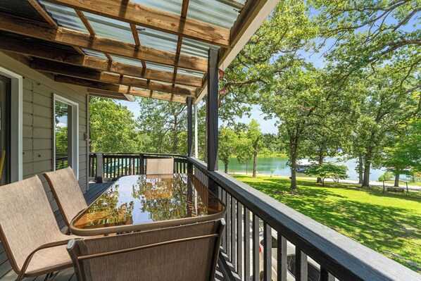 Outdoor dining - Lakefront 4BR Cabin w/ Pool + Swim & Boat dock (Kimberling City)