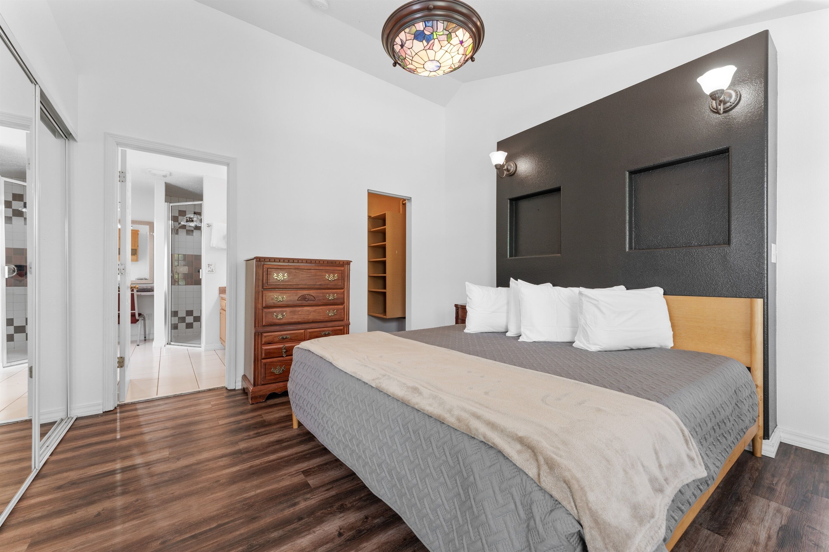 5 bedrooms, desk, travel cot, free WiFi