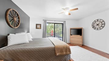 4 bedrooms, desk, travel crib, free WiFi