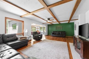 Smart TV - Lakefront 4BR Cabin w/ Pool + Swim & Boat dock (Kimberling City)