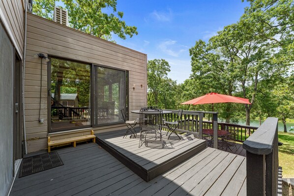 Outdoor dining - Lakefront 4BR Cabin w/ Pool + Swim & Boat dock (Kimberling City)