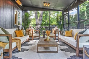 TV connectée, cheminée, espaces bureaux, écrans d'ordinateur