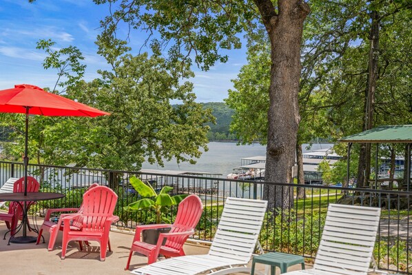 Soothe your soul by the poolside, where relaxation meets luxury in the perfect outdoor retreat. - Lakefront 2BR Cabin w/ Pool + Swim & Boat dock (Kimberling City)