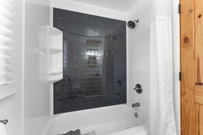 Combined shower/tub, towels