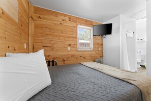 3 bedrooms, free WiFi, bed sheets - Lakefront 3BR Cabin w/ Pool + Swim & Boat dock (Kimberling City)