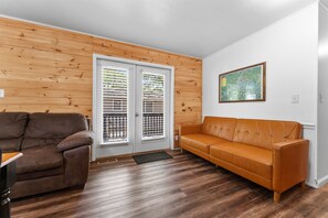 Smart TV - Lakefront 3BR Cabin w/ Pool + Swim & Boat dock (Kimberling City)