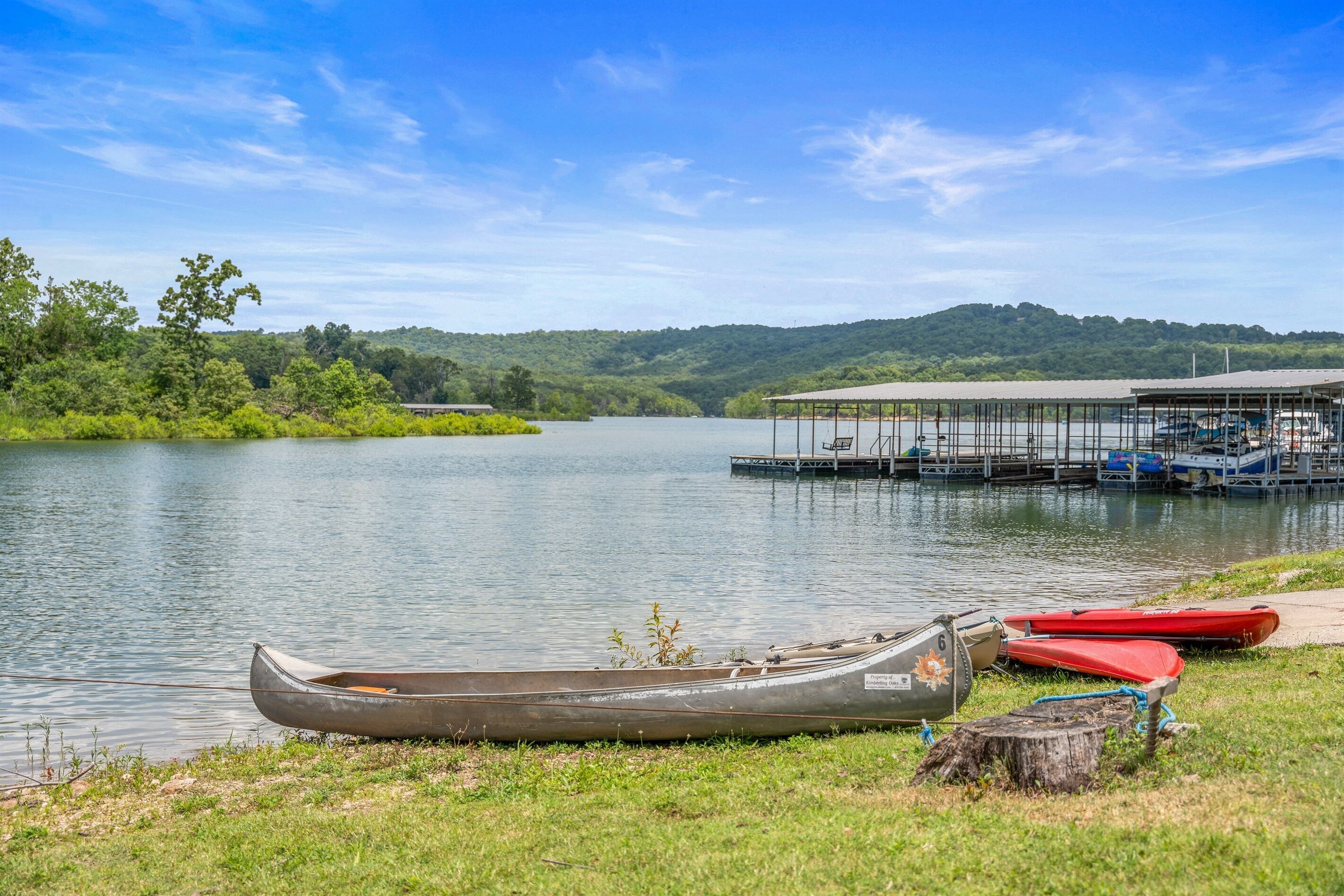 Un lago tranquilo con un muelle y canoas.
