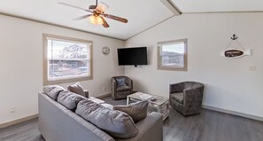 Smart TV - 2 BR Waterfront Cabin w/ Pool + Swim & Boat dock (Branson)