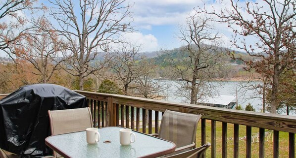Outdoor dining - 2 BR Waterfront Cabin w/ Pool + Swim & Boat dock (Branson)