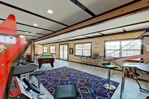 Games room - 2 BR Waterfront Cabin w/ Pool + Swim & Boat dock (Branson)
