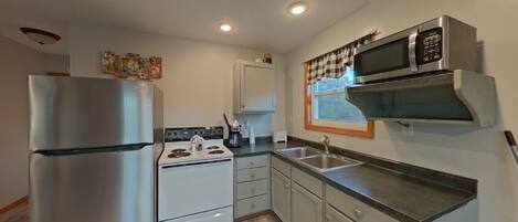 Køleskab, mikrobølgeovn, ovn, kogeplade