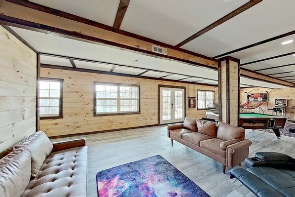 Smart TV - 2 BR Waterfront Cabin w/ Pool + Swim & Boat dock (Branson)