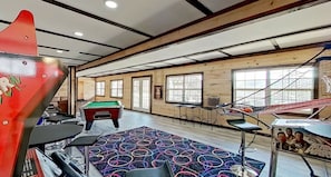 Games room - 2BR Waterfront Duplex Cabin w/ Pool + Swim & Boat dock (Branson)