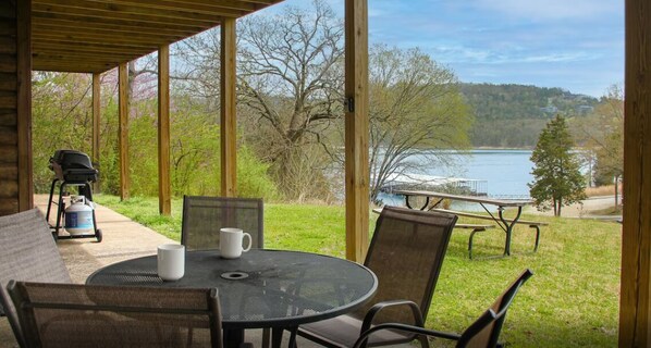 Outdoor dining - 2BR Waterfront Duplex Cabin w/ Pool + Swim & Boat dock (Branson)