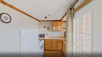 Jääkaappi, mikroaaltouuni, uuni, liesi