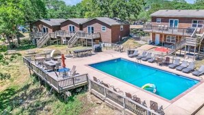 Un espace piscine avec des chaises longues et une terrasse en bois.