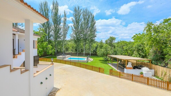 A residential property with a swimming pool, outdoor seating area, and a fenced yard. - Casa Sensaciones Castaño del Robledo by Ruralidays (Huelva)