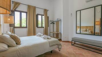 8 slaapkamers, een strijkplank/strijkijzer, reisbedje, wifi