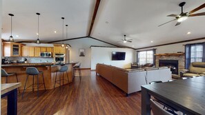 Smart-TV, Kamin, Tischtennisplatte