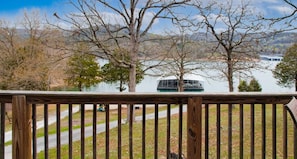 Property grounds - 2 BR Waterfront Cabin w/ Pool + Swim & Boat dock (Branson)