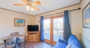 Smart TV - 1BR Waterfront Cabin w/ Pool + Swim & Boat dock (Branson)