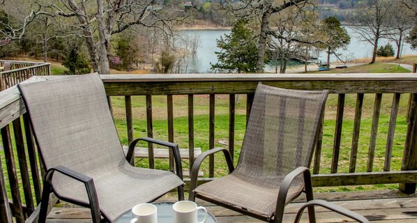 Property grounds - 1BR Waterfront Cabin w/ Pool + Swim & Boat dock (Branson)