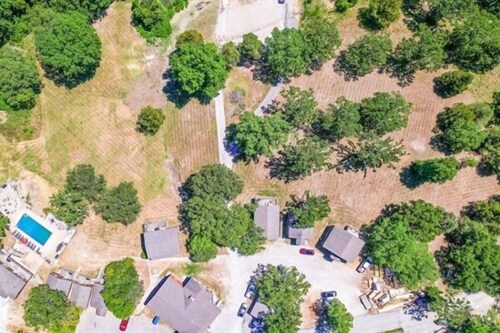 3BR Duplex Cabin w/ Pool + Swim & Boat dock