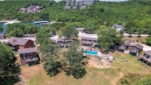 Un quartier résidentiel avec des maisons, une piscine et un quai.