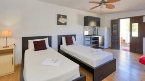 8 habitaciones, tabla de planchar con plancha, cuna de viaje y wifi