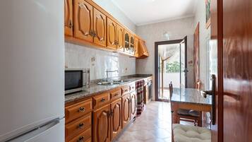 Réfrigérateur, micro-ondes, plaque de cuisson, cafetière/bouilloire