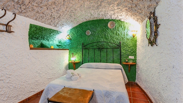 4 bedrooms, iron/ironing board, WiFi