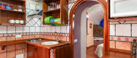 Kylskåp, mikrovågsugn, spishäll och kaffe- och tebryggare