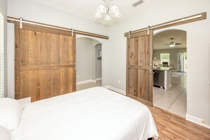 3 bedrooms, iron/ironing board, free WiFi, bed sheets - Pets Welcome! Vacation Retreat in St Augustine (St. Augustine)