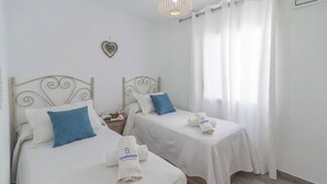 2 habitaciones, tabla de planchar con plancha, cuna de viaje y wifi 
