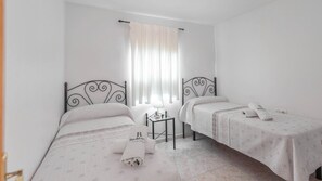 2 chambres, fer et planche à repasser, lit parapluie, Wi-Fi