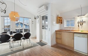 Fridge, microwave, oven, stovetop - Beautiful home in Hvide Sande with WiFi (Hvide Sande)