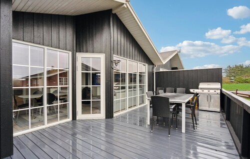 Beautiful home in Hvide Sande with WiFi